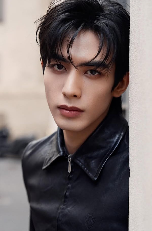 Latest photo of Song WeiLong
