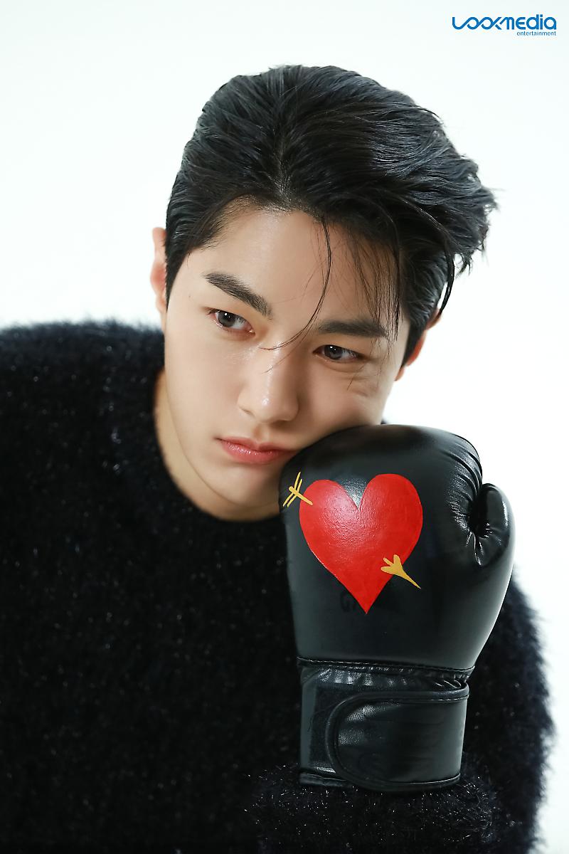 Behind-the-scenes cut of Kim Myungsoo (L)