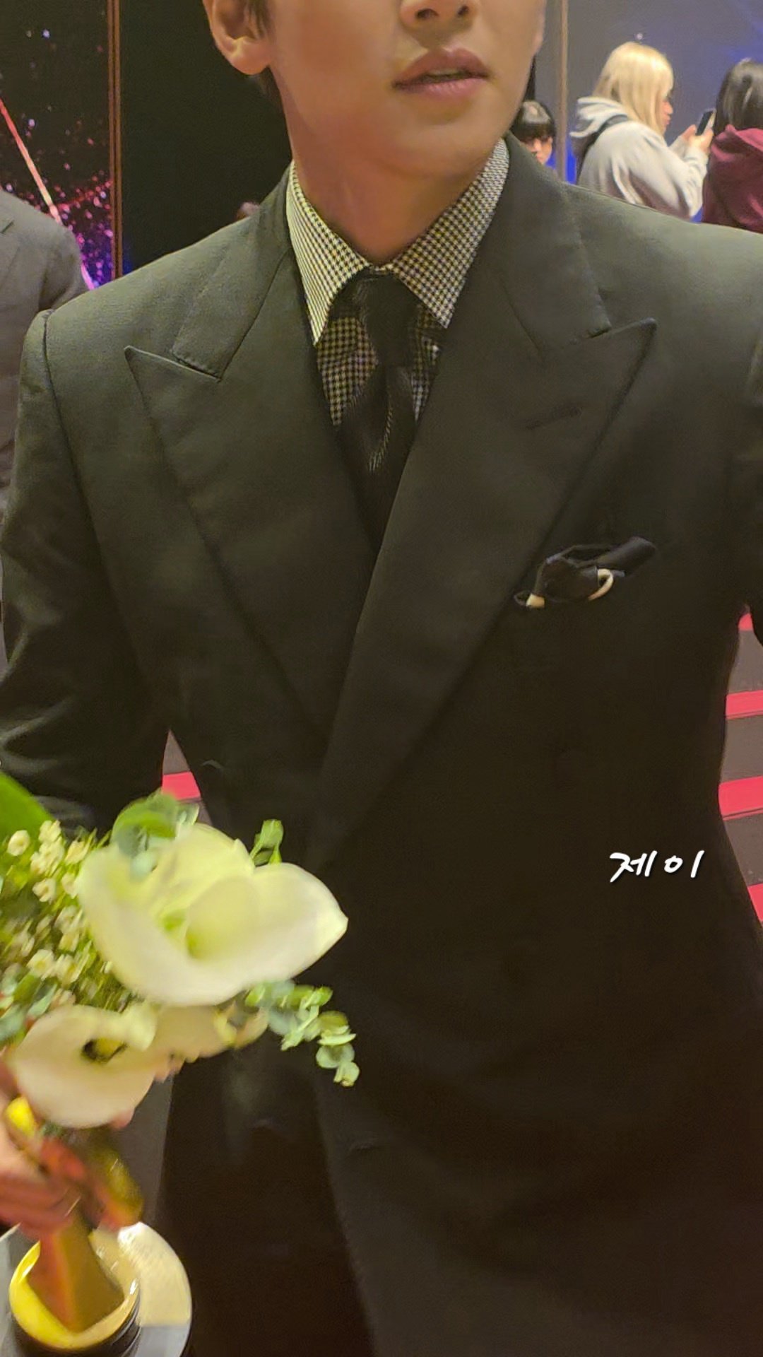 Wallpaper emosional yang dibagikan penggemar untuk Ji Changwook