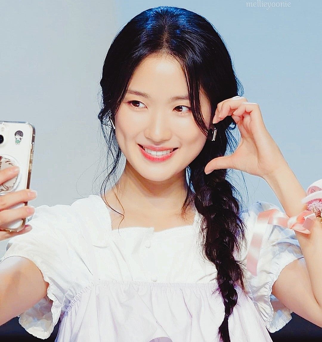 Behind-the-scenes cut of Kim Hyeyoon