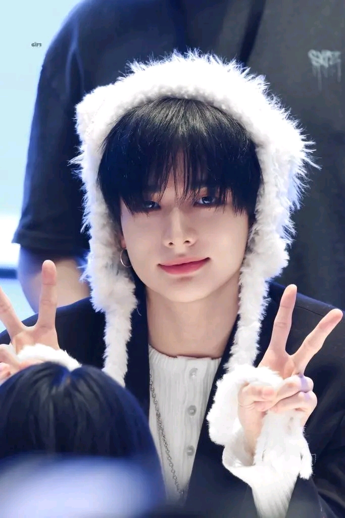 Behind-the-scenes cut of Kim Hyunjin