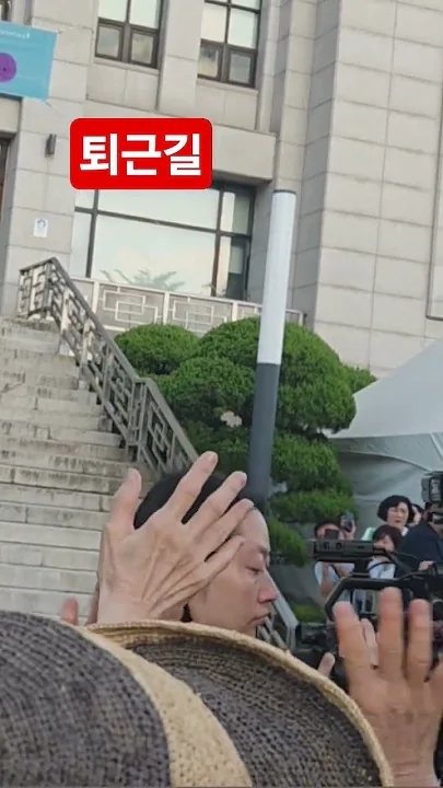 Emotional wallpaper shared by fans for Hwang Youngwoong