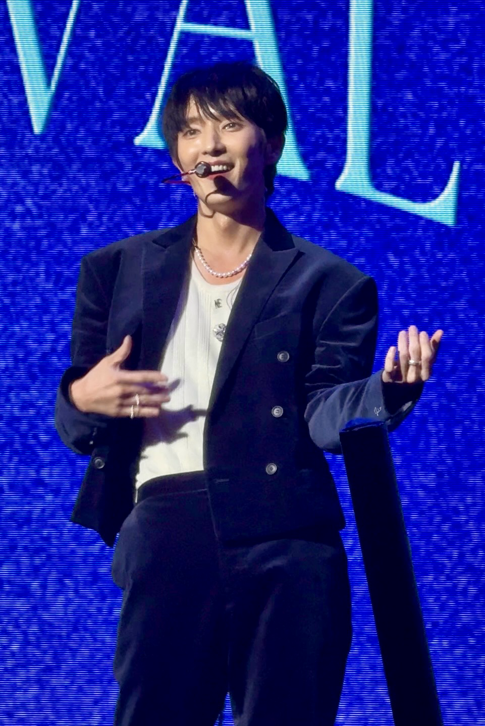 Behind-the-scenes cut of Lee Joongi