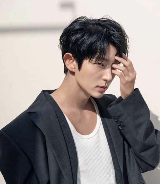 Behind-the-scenes cut of Lee Joongi