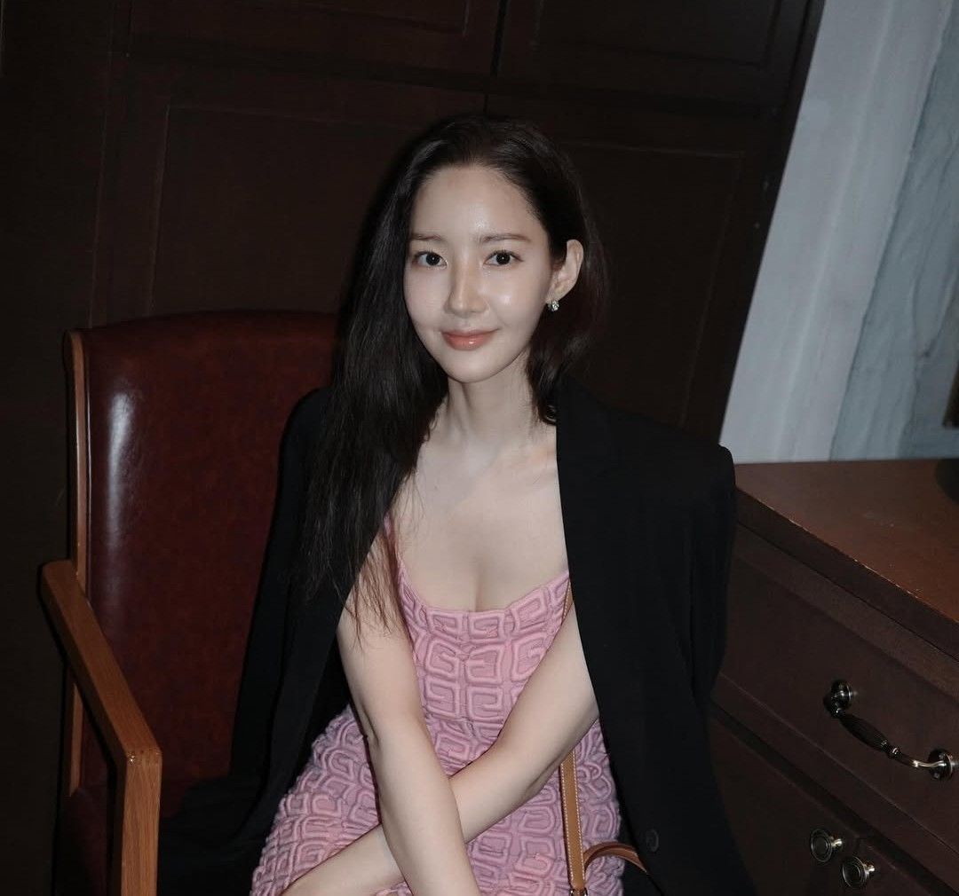 Behind-the-scenes cut of Park Minyoung
