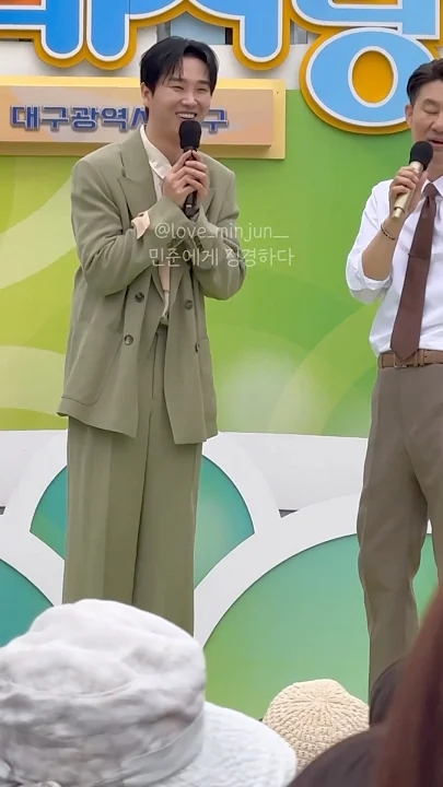 Emotional wallpaper shared by fans for Song Minjun