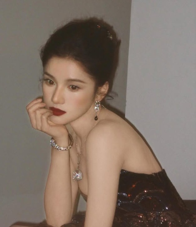 Behind-the-scenes cut of Jingyi Zhang