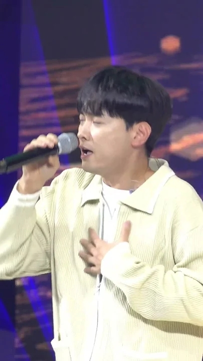 A moment captured by a fan of Min Kyunghoon