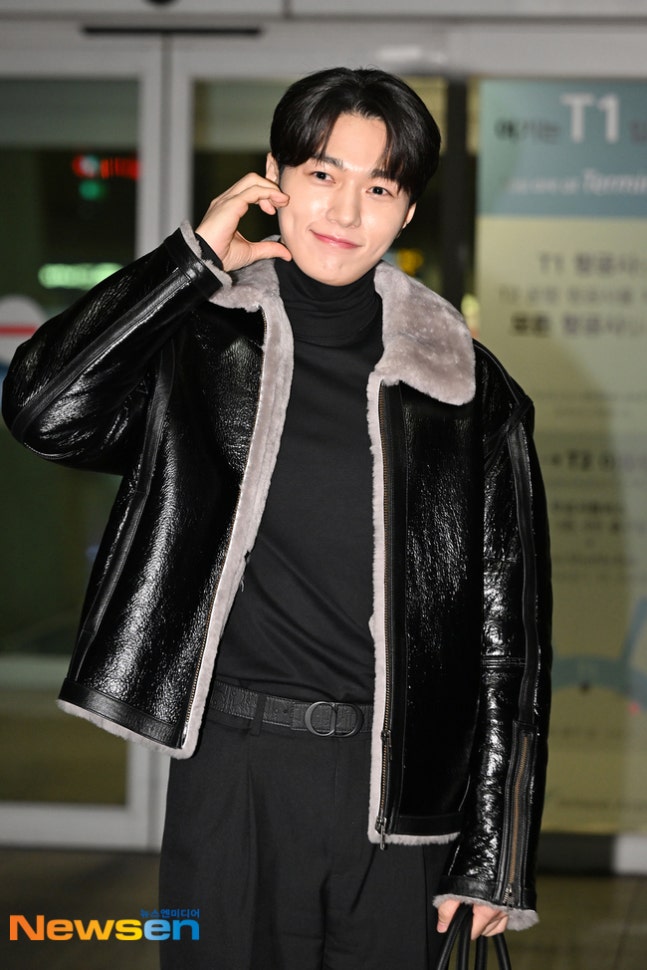 A moment captured by a fan of Kim Myungsoo (L)