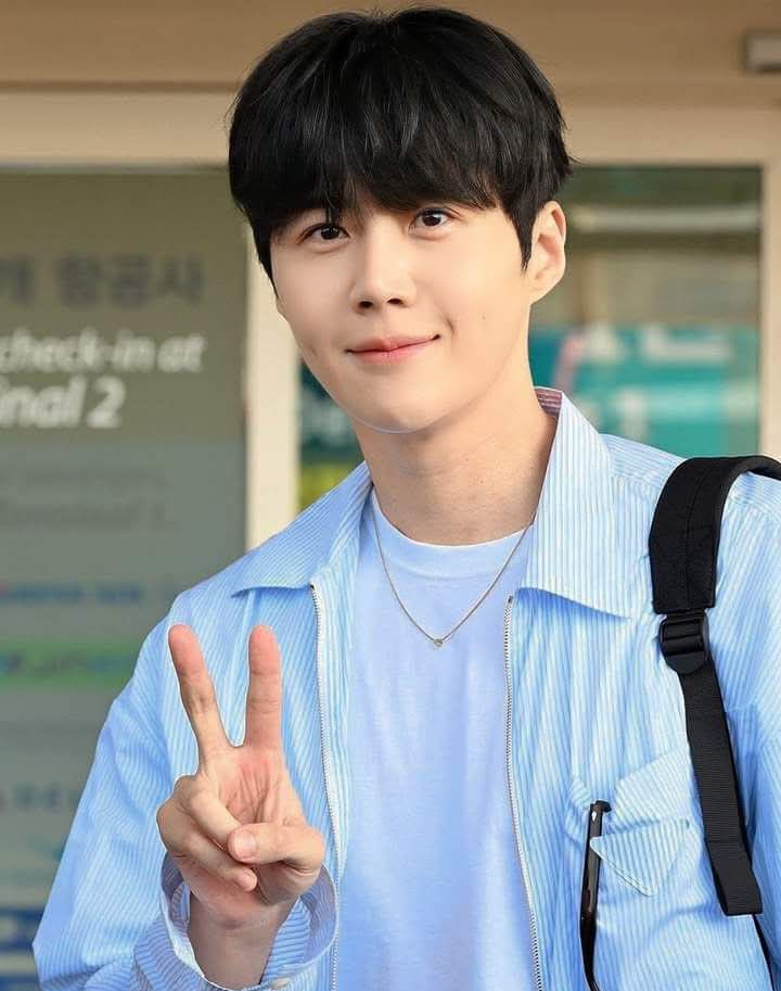 Behind-the-scenes cut of Kim Seonho