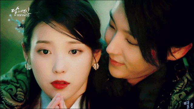 Behind-the-scenes cut of IU