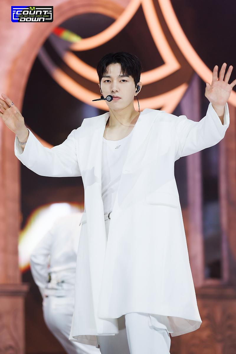 A moment captured by a fan of Kim Myungsoo (L)