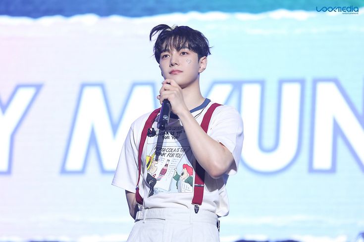 Behind-the-scenes cut of Kim Myungsoo (L)