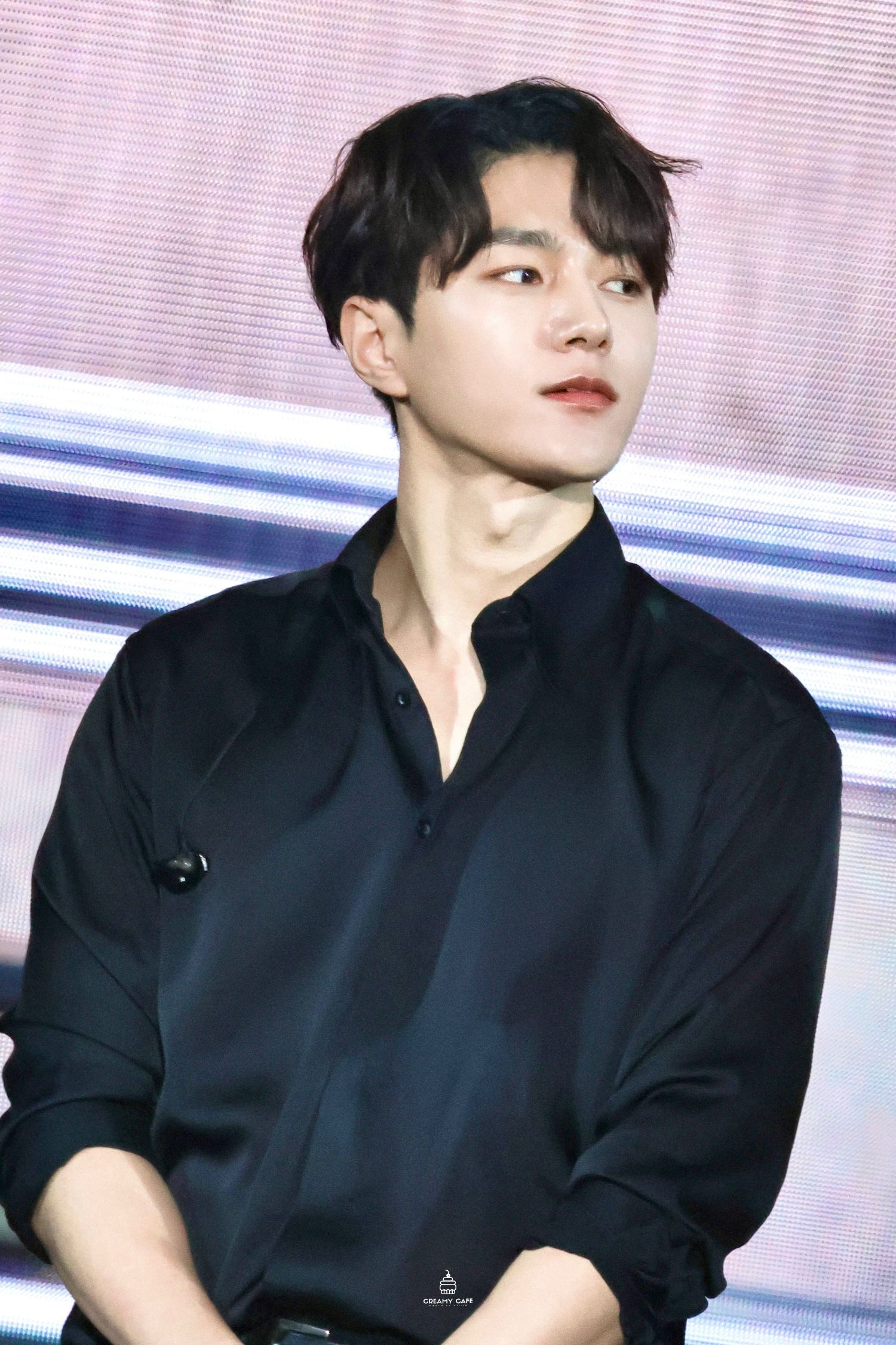 A moment captured by a fan of Kim Myungsoo (L)
