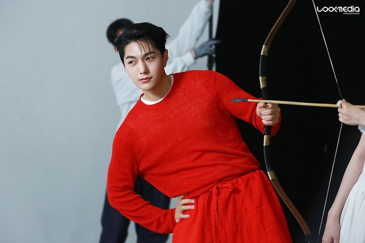 A moment captured by a fan of Kim Myungsoo (L)