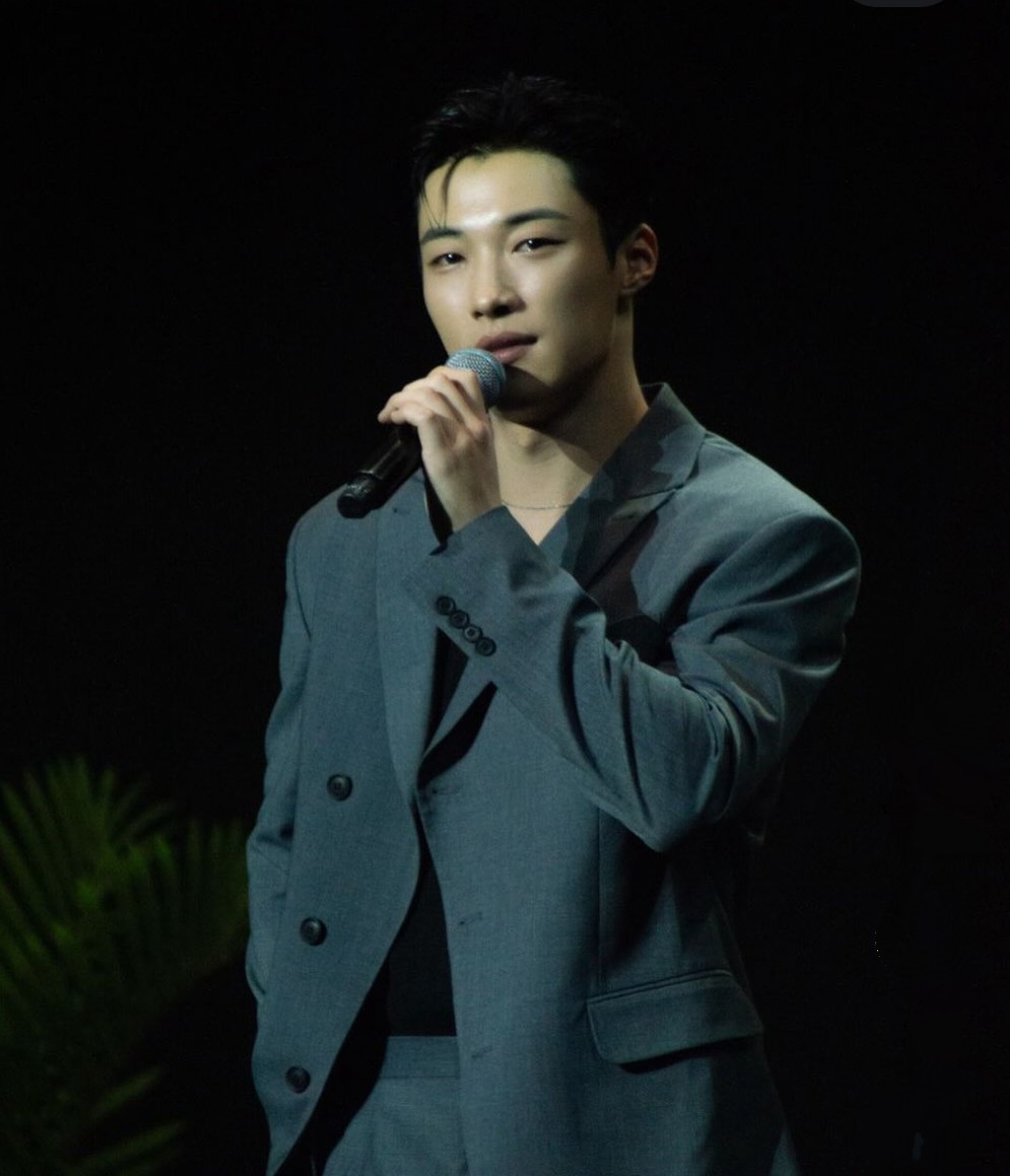 A moment captured by a fan of Woo Dohwan