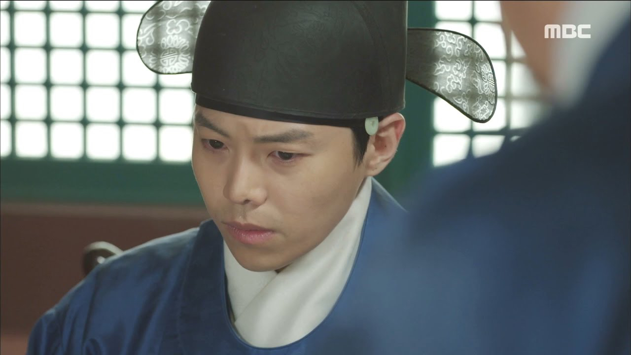 A moment captured by a fan of Yoon Kyunsang