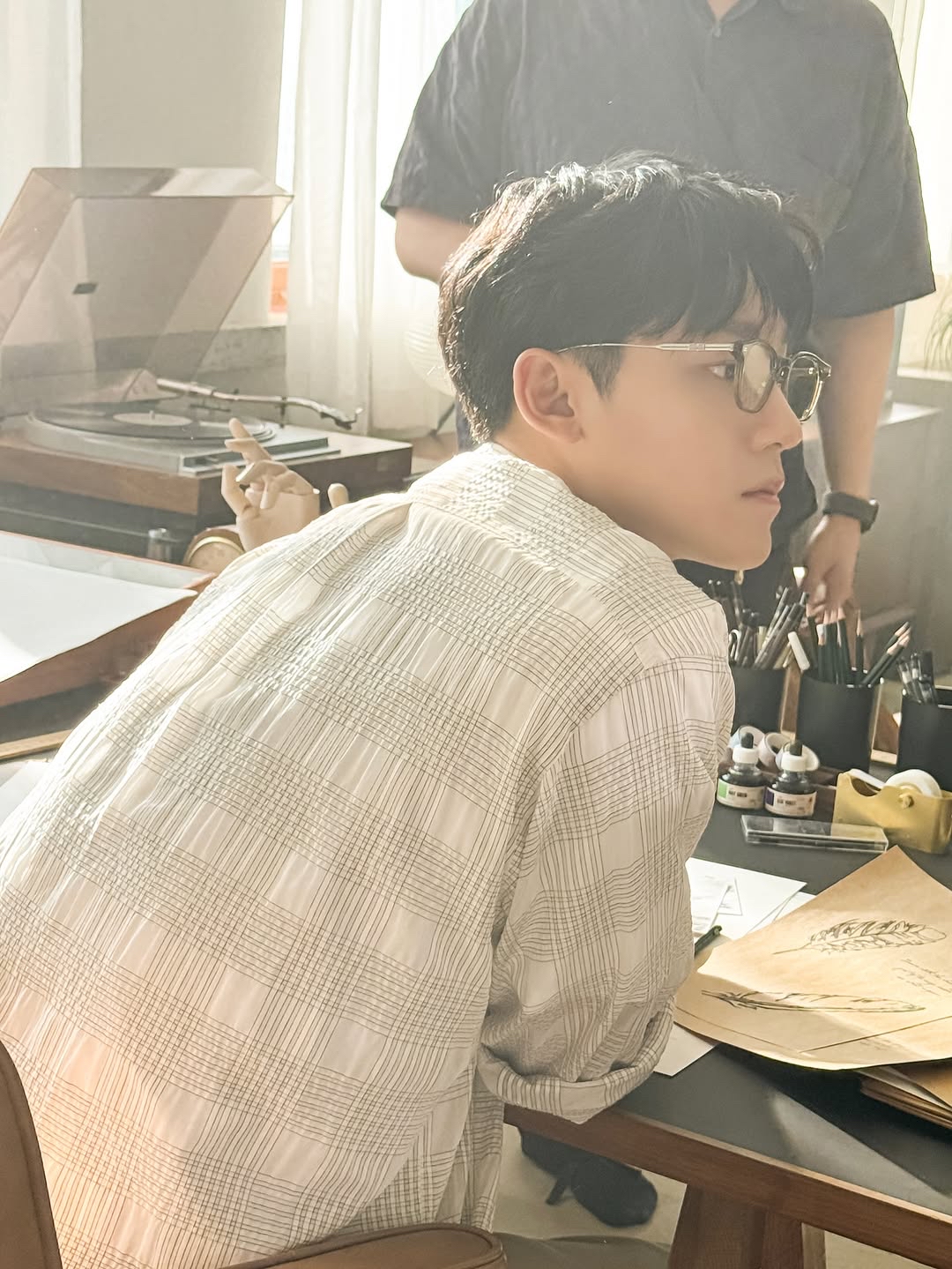 Behind-the-scenes cut of Lee Dohyun