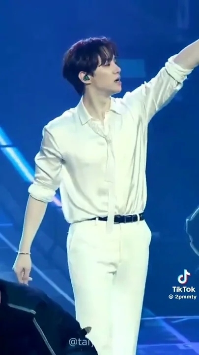 Behind-the-scenes cut of Lee Junho