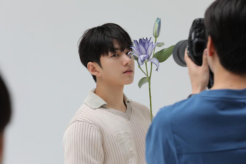 Behind-the-scenes cut of Kim Myungsoo (L)