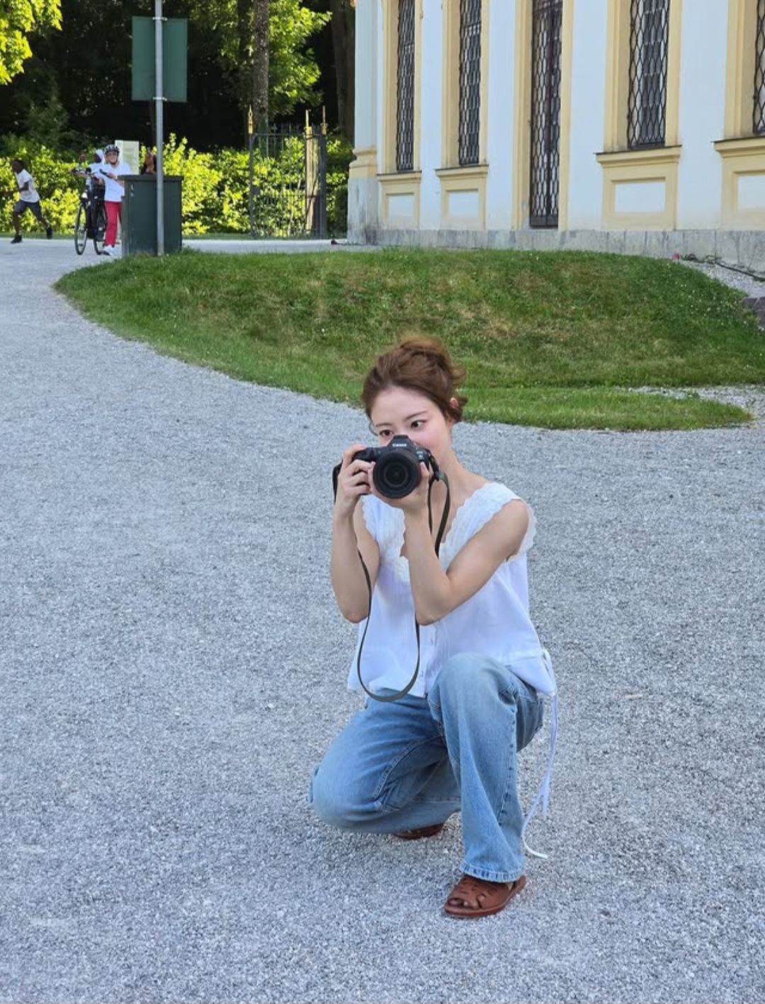 Behind-the-scenes cut of Lee Seyoung