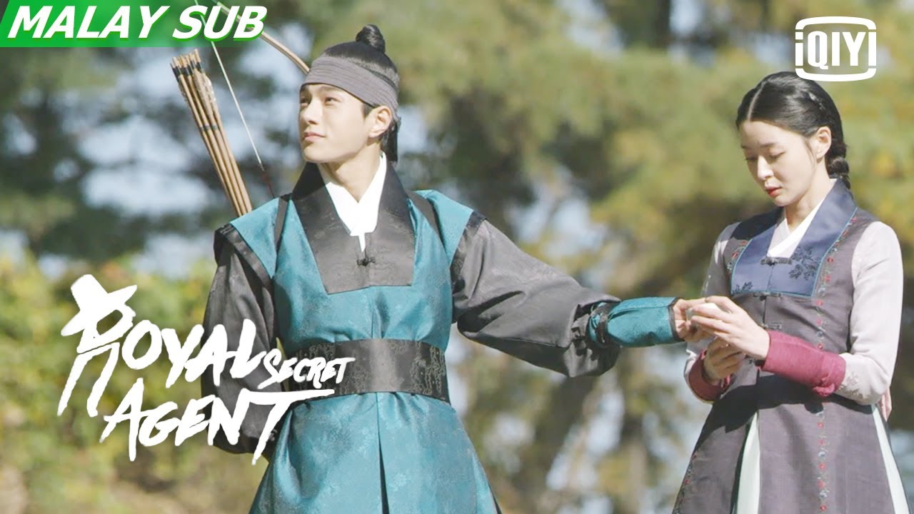 A moment captured by a fan of Kim Myungsoo (L)