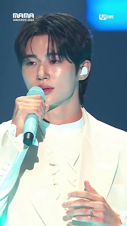 Emotional wallpaper shared by fans for Byeon Wooseok