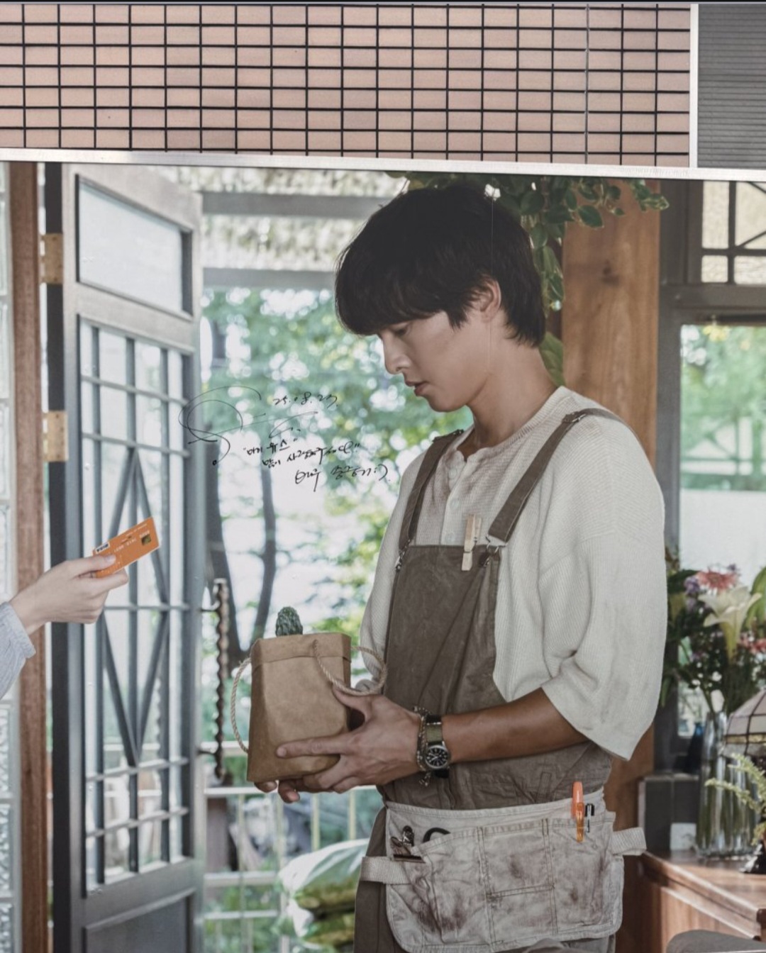 A moment captured by a fan of Song Joongki