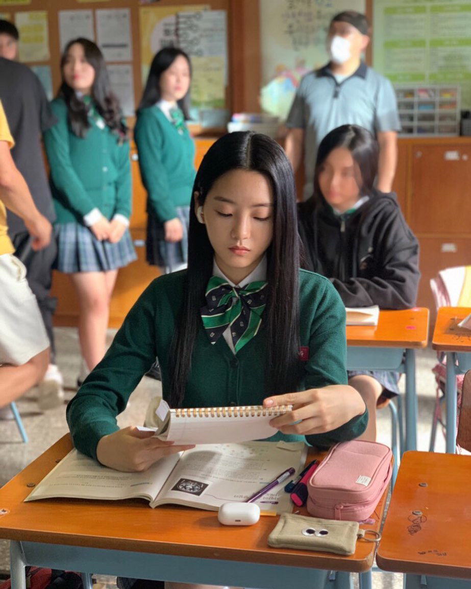 Behind-the-scenes cut of Cho Yihyun