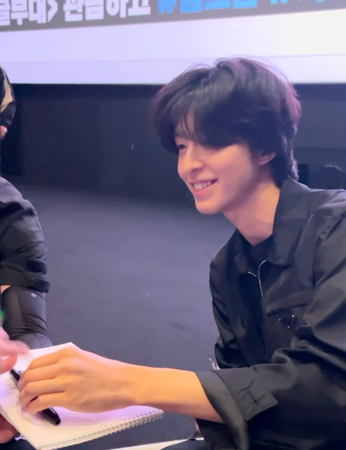 A moment captured by a fan of Hong Kyung