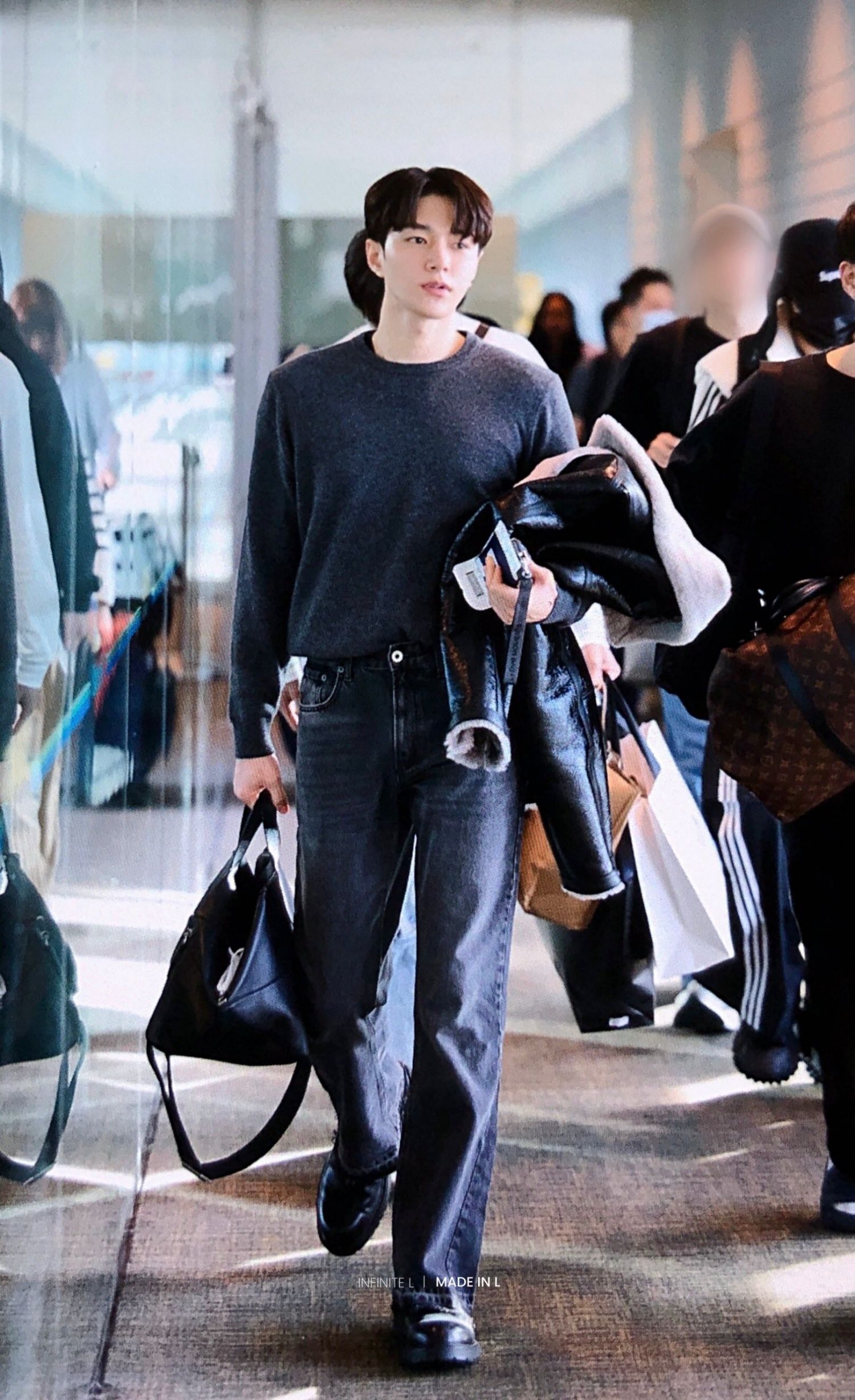 A moment captured by a fan of Kim Myungsoo (L)