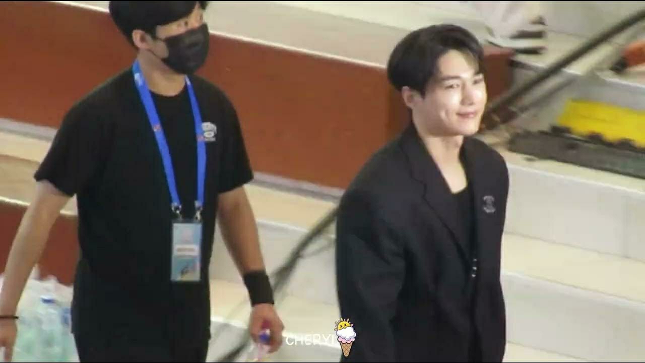 Behind-the-scenes cut of Kim Myungsoo (L)