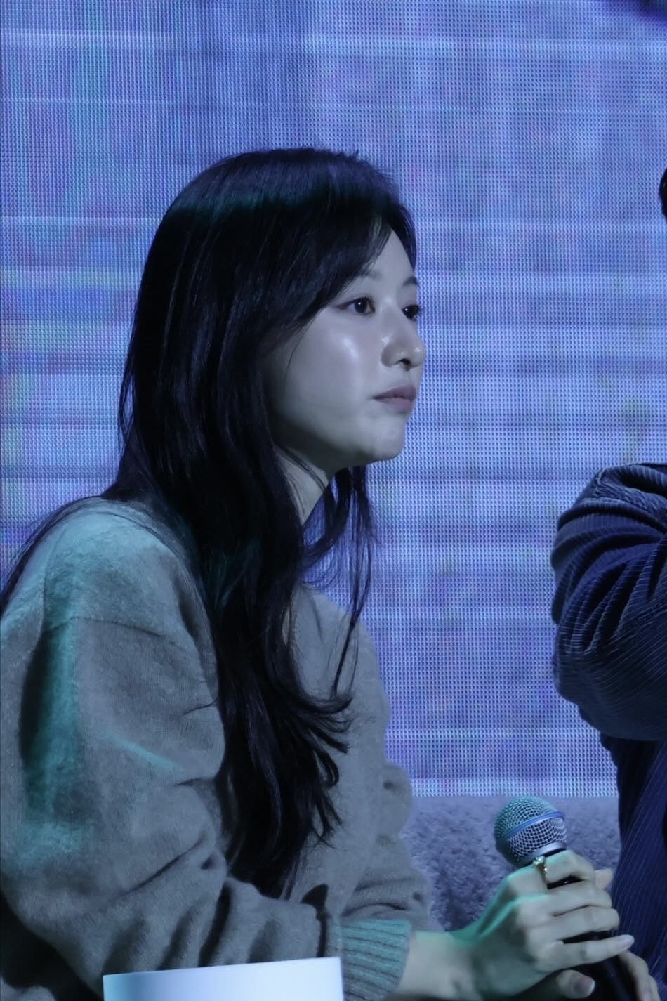 Behind-the-scenes cut of Kim Jiwon