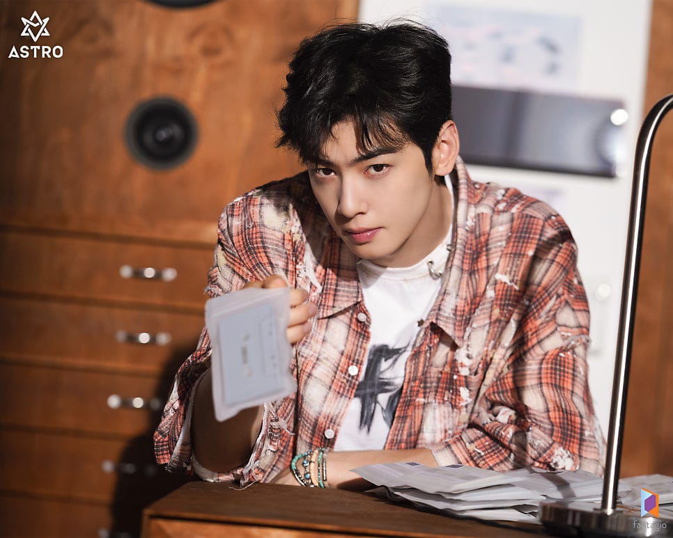 A moment captured by a fan of Cha Eunwoo