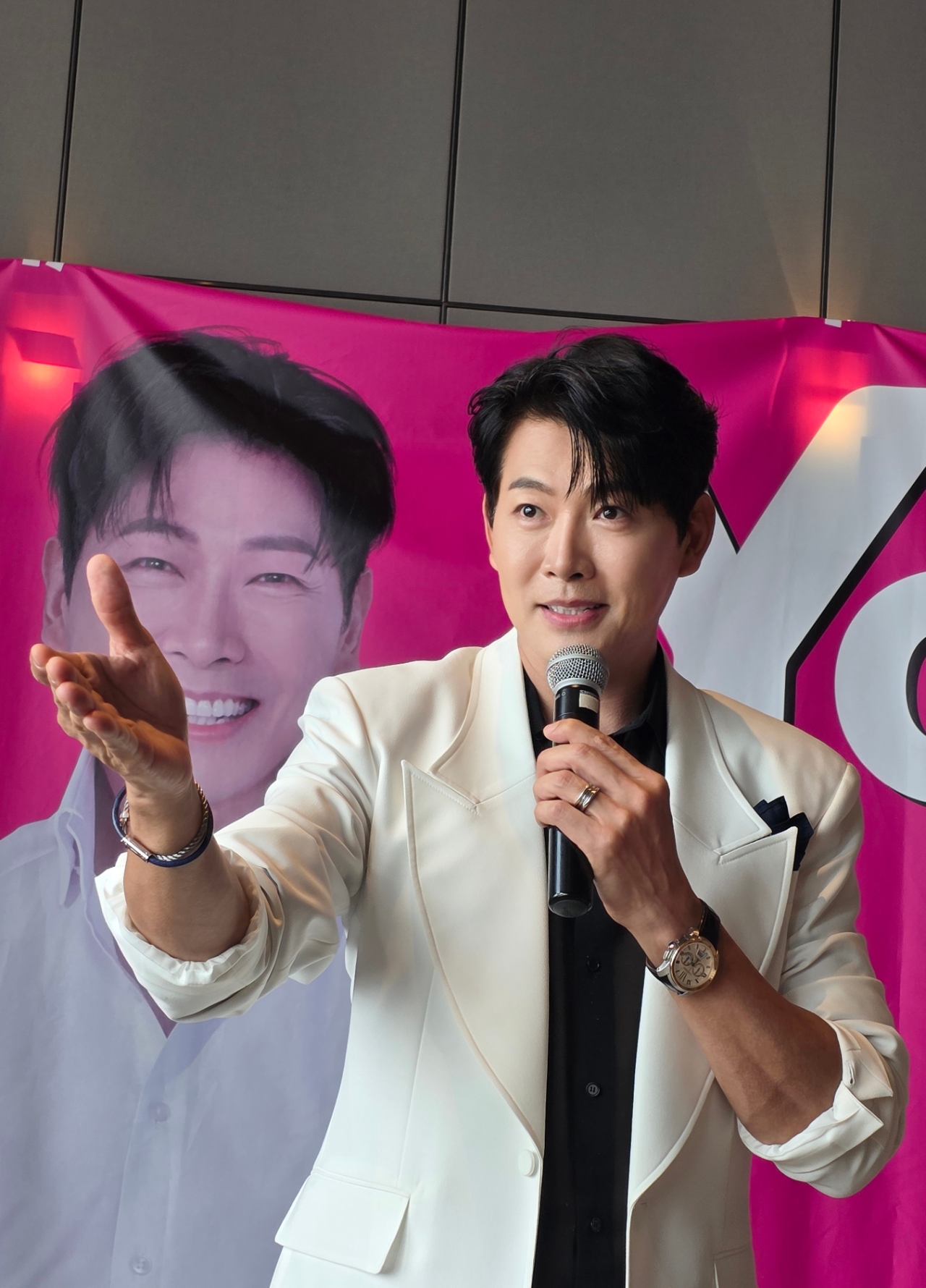 A moment captured by a fan of Kim Yongpil