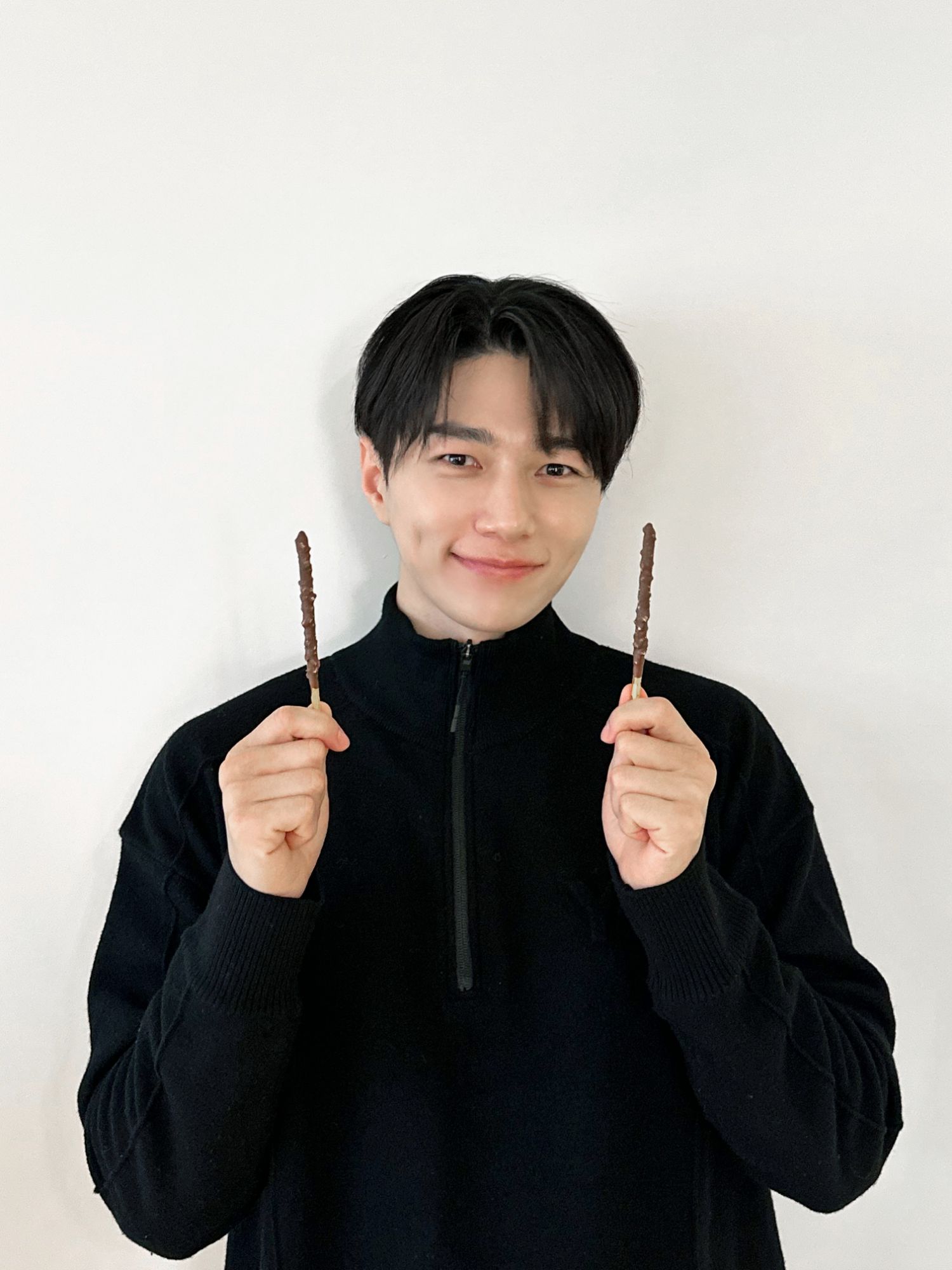 Recent activity shot of Kim Myungsoo (L)