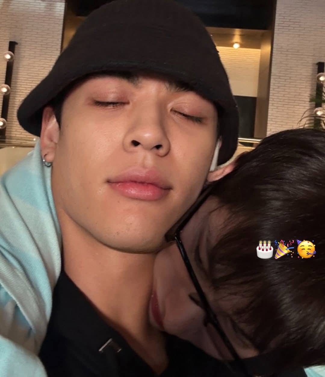 A moment captured by a fan of Gun atthaphan phunsawat