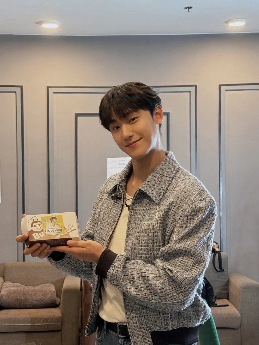 Behind-the-scenes cut of Lee Dohyun