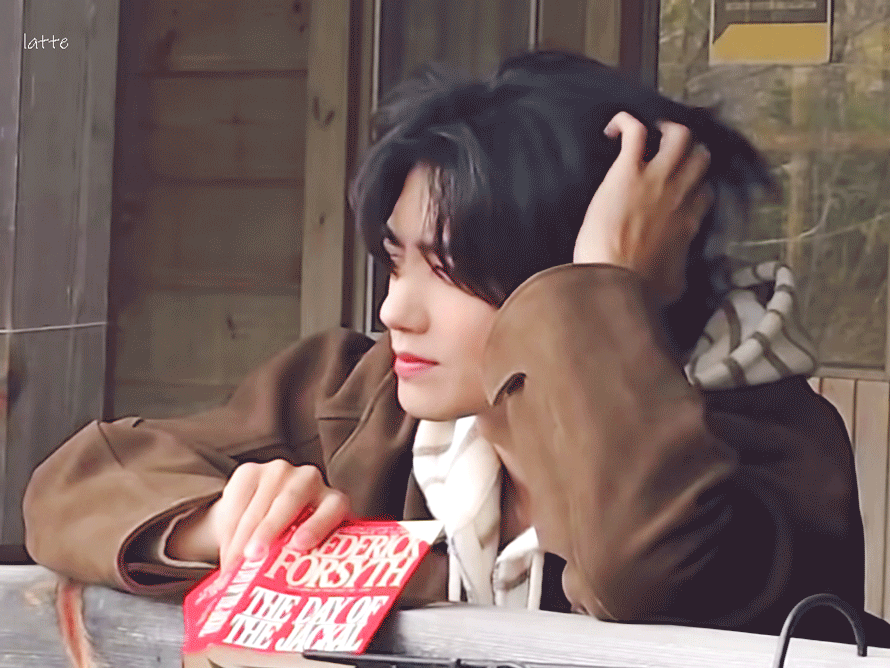 A moment captured by a fan of Park Hyungsik