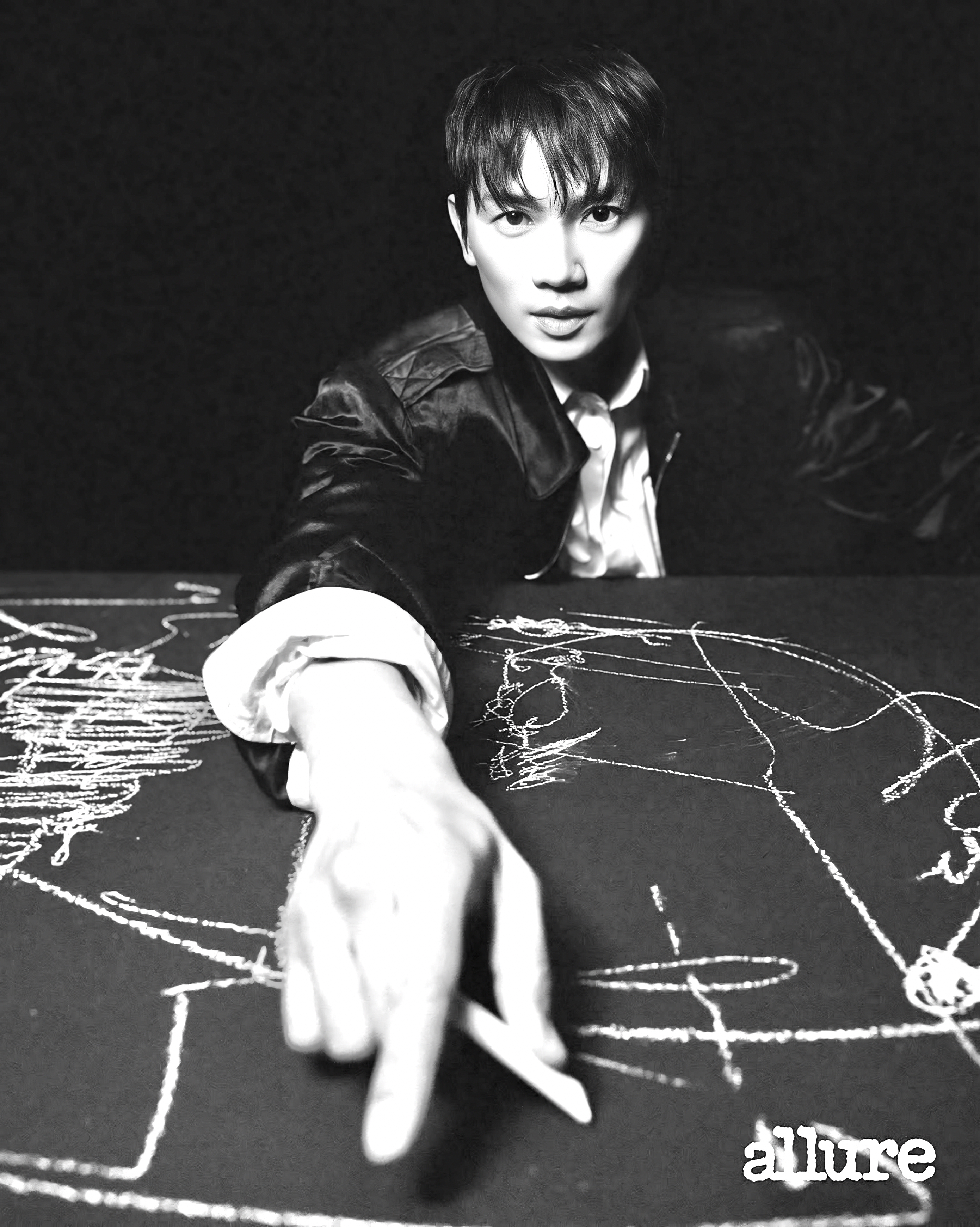 Behind-the-scenes cut of Ji Sung