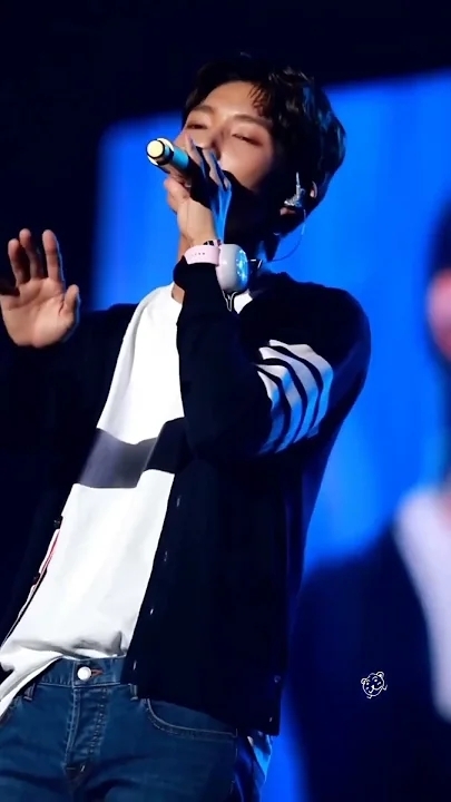 A moment captured by a fan of Lee Joongi