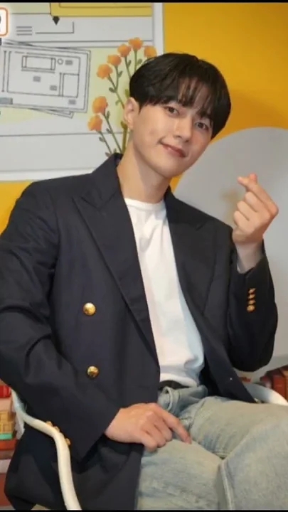 Behind-the-scenes cut of Kim Myungsoo (L)