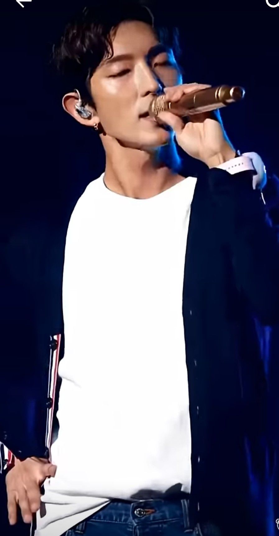 Behind-the-scenes cut of Lee Joongi