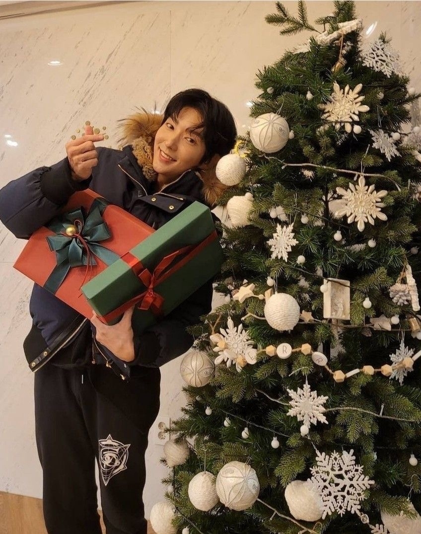 A moment captured by a fan of Lee Joongi