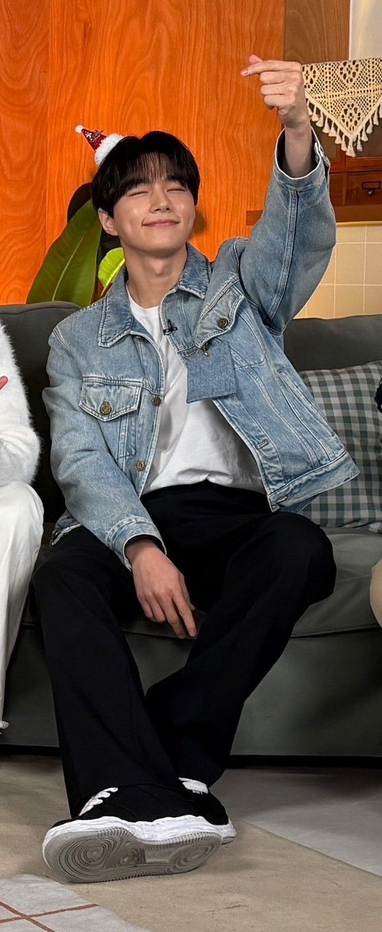 Recent activity shot of Kim Myungsoo (L)