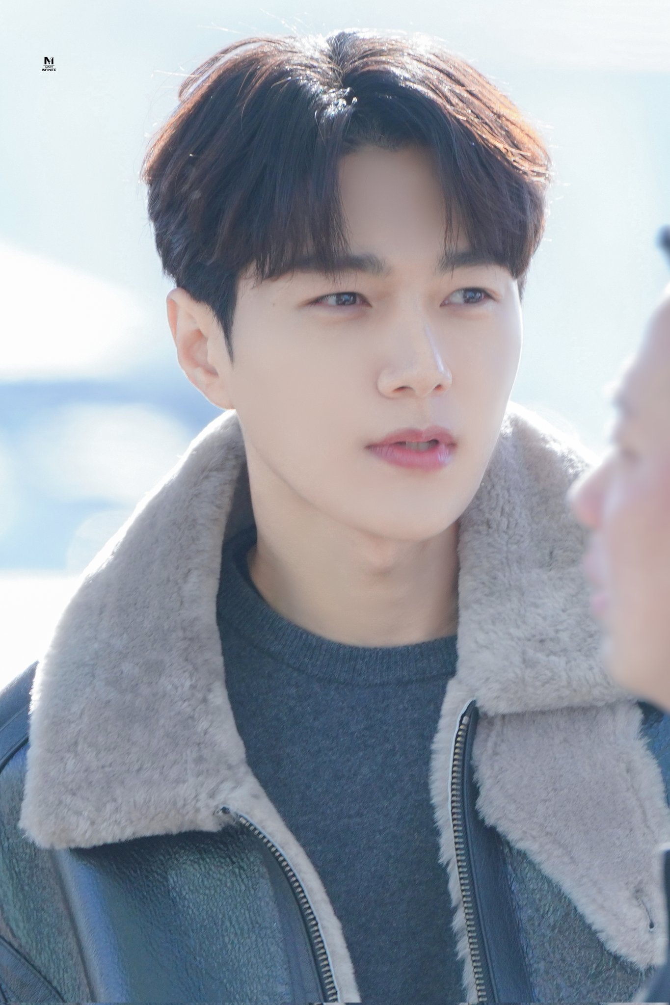 Behind-the-scenes cut of Kim Myungsoo (L)