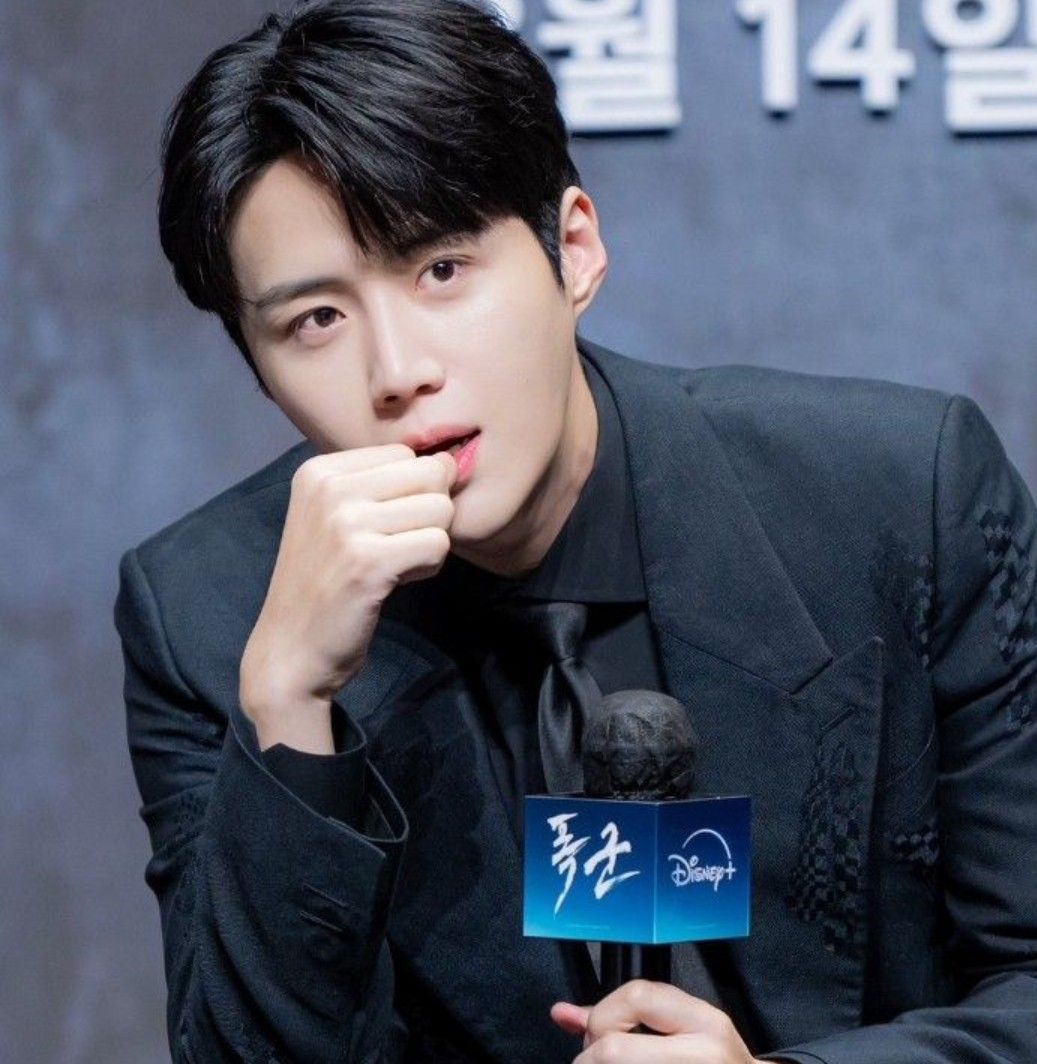 Behind-the-scenes cut of Kim Seonho