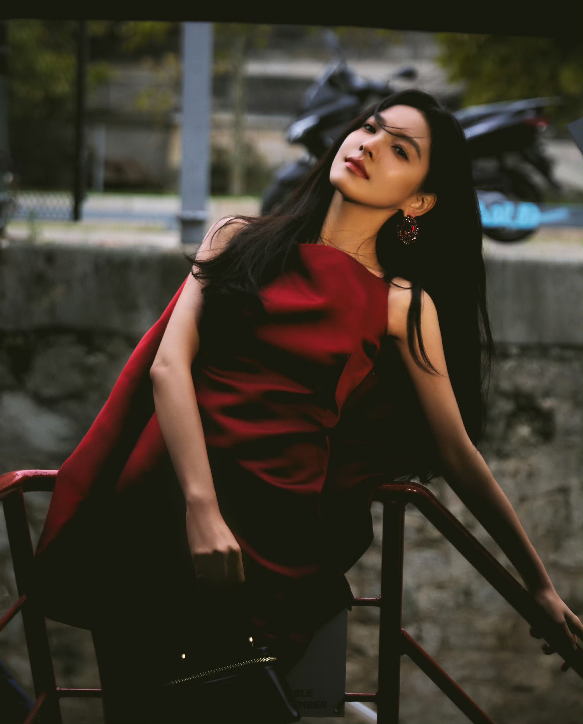 Behind-the-scenes cut of Zhang Ruonan