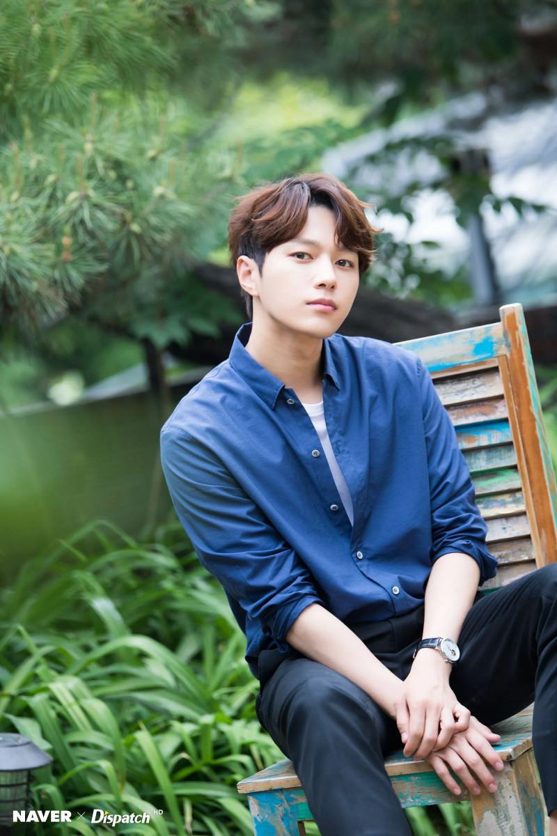 A moment captured by a fan of Kim Myungsoo (L)