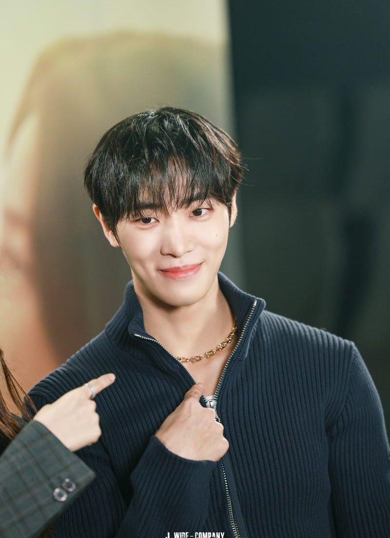 Behind-the-scenes cut of Choo Youngwoo